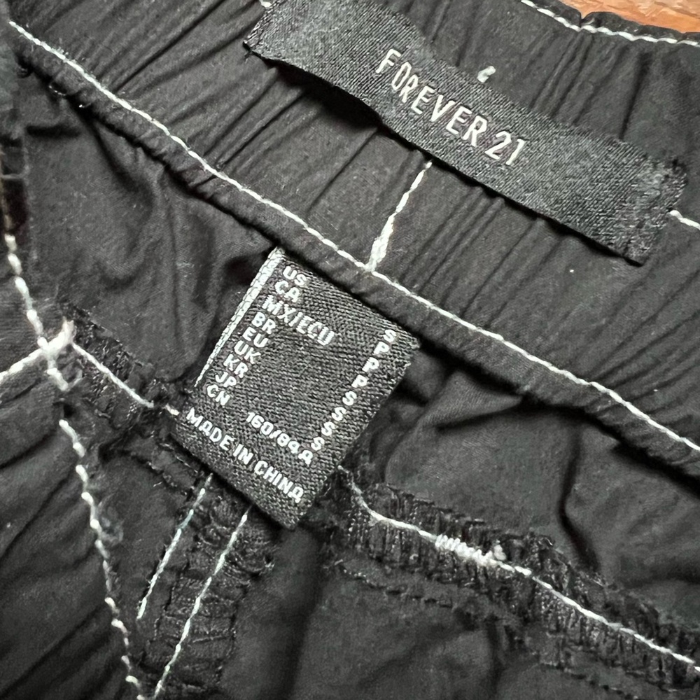 NWOT Black Cargo Pants 90s Y2K Punk Grunge small s pockets edgy rave Forever 21 - Picture 4 of 4